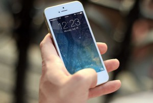 iPhone weiß in der Hand - iPhone Speicherplatz erweitern mit WLAN Kartenleser